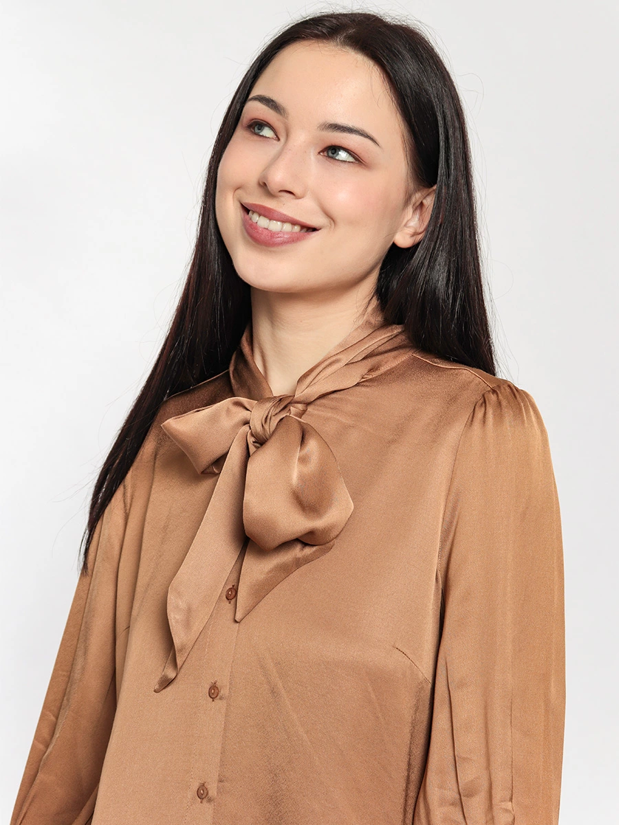 Атласная блуза с бантом